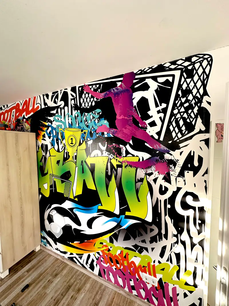 Wand mit bunter Fototapete im Graffiti-Stil